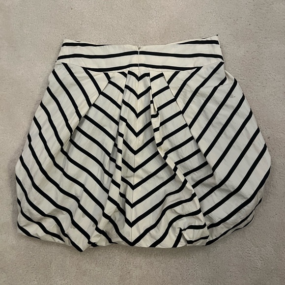 Striped black and white skirt with front ribbon - Picture 2 of 2